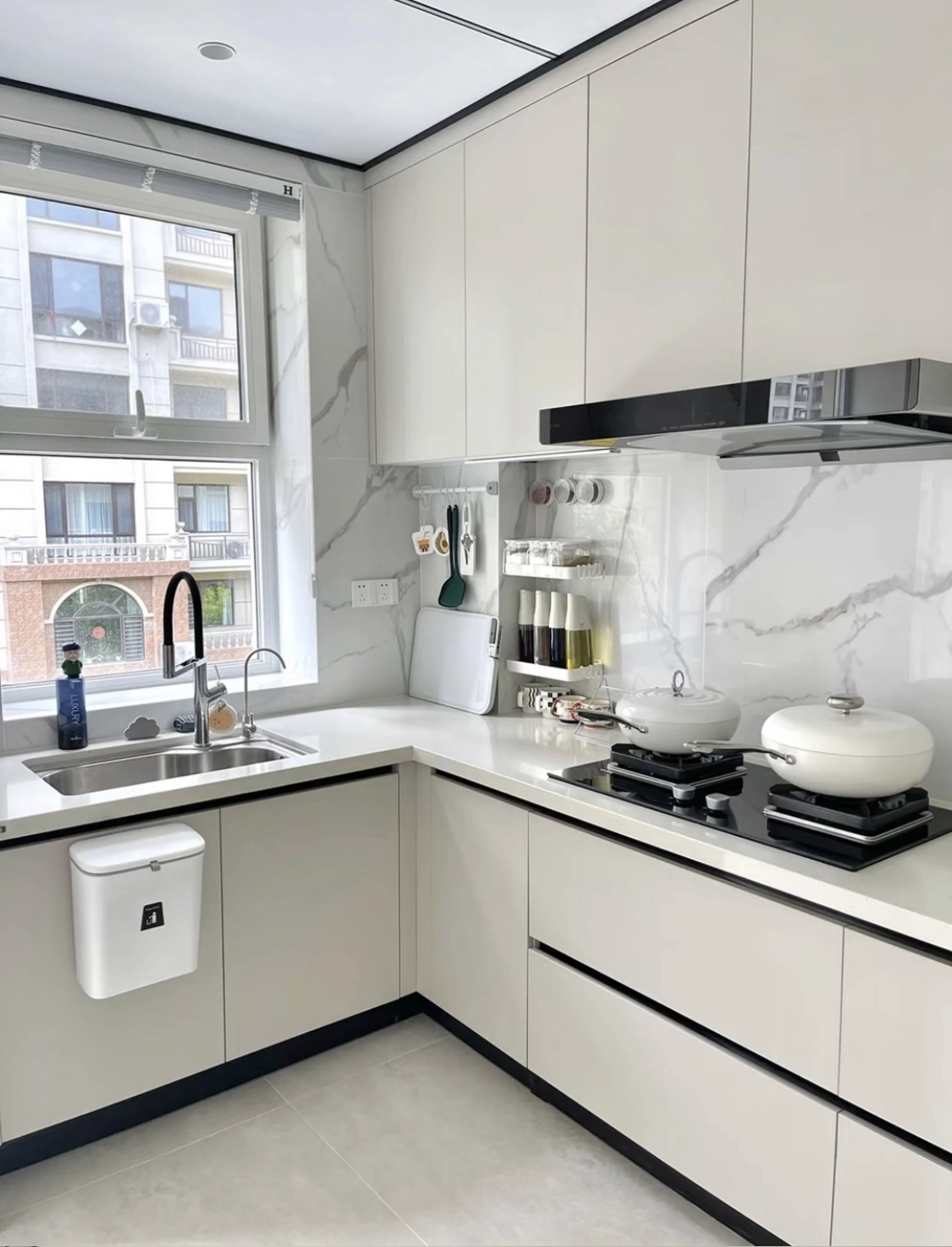 PET High Gloss Kitchen Cabinets Project in Singapore | Modern Kitchen Case Study